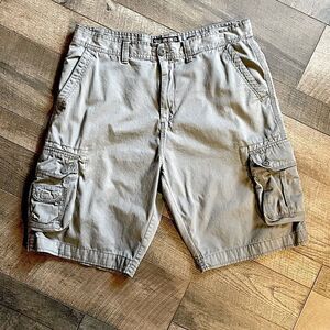 Men’s Ecko Unlimited, Light Gray, Cargo Shorts. Size 38.